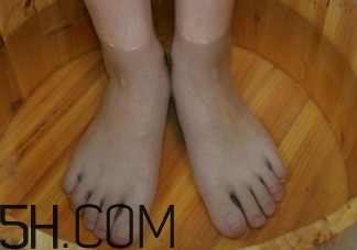 用什么泡腳比較好？艾葉泡腳還是紅花泡腳？