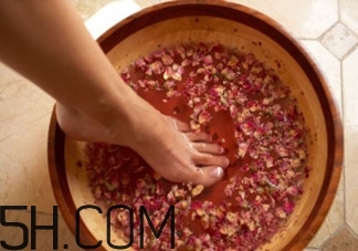 用什么泡腳比較好？艾葉泡腳還是紅花泡腳？