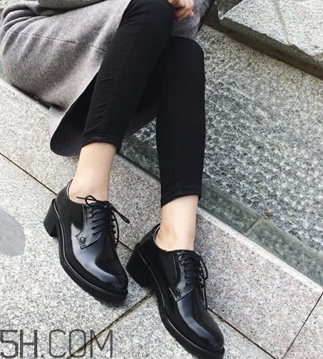 牛皮鞋沾上油怎么辦？牛皮鞋上的油漬怎么去除？