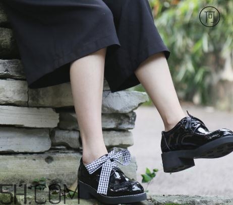 漆皮皮鞋起皮怎么處理？鞋子漆皮掉了怎么辦？