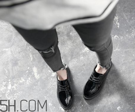 漆皮鞋子容易皺嗎？漆皮鞋子磨腳怎么辦？