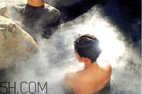 什么情況下不能泡溫泉？女人泡溫泉要注意什么