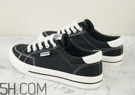 板鞋要買大一碼嗎？板鞋會(huì)越穿越大嗎？