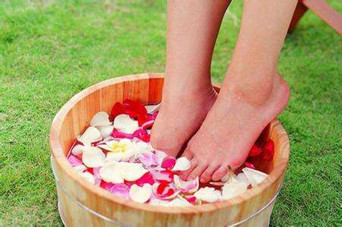 用什么泡腳比較好？艾葉泡腳還是紅花泡腳？