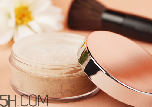 定妝粉和散粉的區(qū)別 定妝粉和蜜粉的區(qū)別 定妝粉和散粉的區(qū)別 定妝粉和蜜粉的區(qū)別