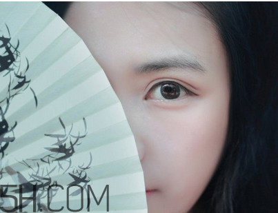 粉餅和散粉哪個(gè)定妝效果好？定妝粉和定妝粉餅的使用方法