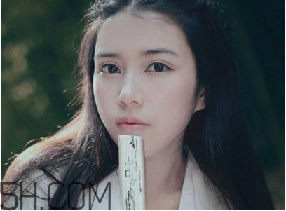 粉餅和散粉哪個(gè)定妝效果好？定妝粉和定妝粉餅的使用方法