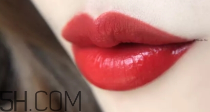 阿瑪尼408多少錢(qián)？阿瑪尼限量簽名紅管408專(zhuān)柜價(jià)格