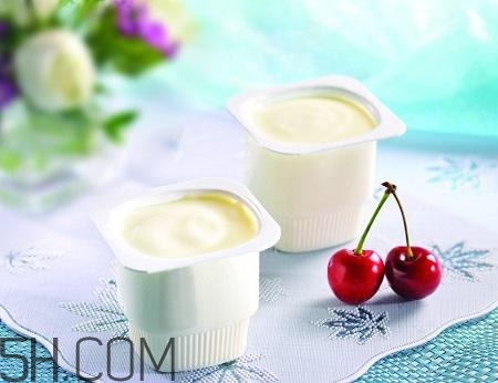 酸奶什么時候喝最好？睡前喝酸奶好還是牛奶好？