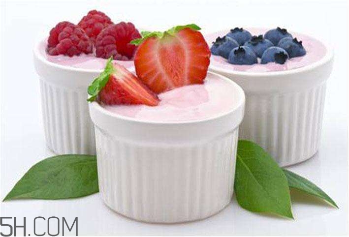 酸奶什么時候喝最好？睡前喝酸奶好還是牛奶好？