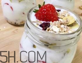 酸奶什么時候喝最好？睡前喝酸奶好還是牛奶好？