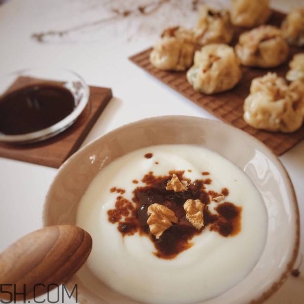 酸奶什么時候喝最好？睡前喝酸奶好還是牛奶好？