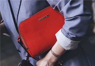 牛皮包包會(huì)很硬嗎？牛皮包包皺了怎么辦？