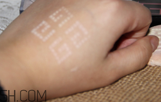 紀梵希是哪個國家的品牌？紀梵希四宮格散粉使用測評