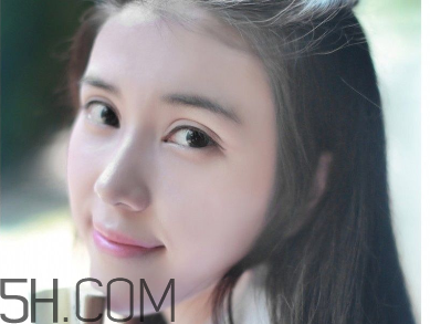 粉餅和散粉哪個(gè)定妝效果好？定妝粉和定妝粉餅的使用方法