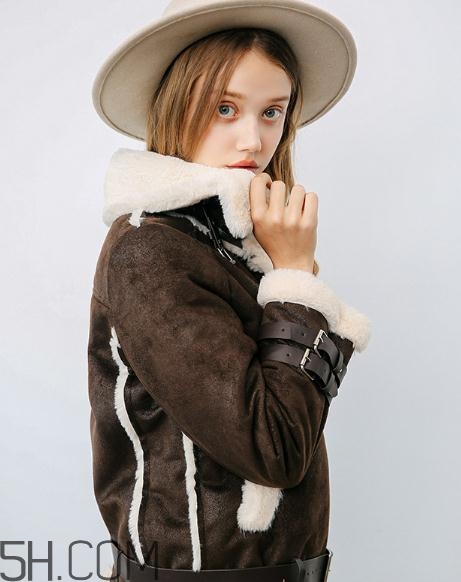 羊羔絨是什么面料？羊羔絨和海貍絨哪個好？