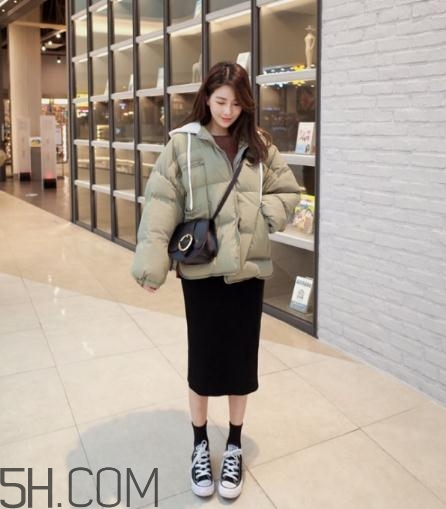 棉服配裙子好看嗎？棉衣配什么裙子好？