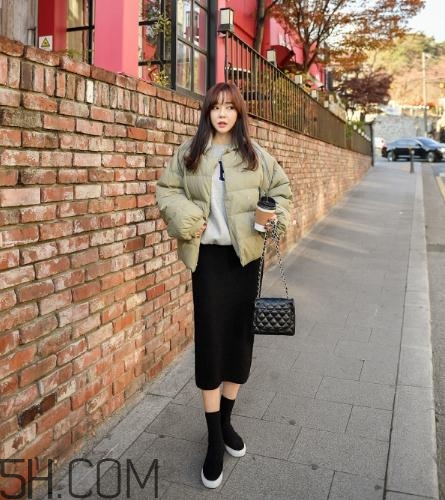 棉服配裙子好看嗎？棉衣配什么裙子好？