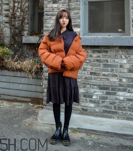 棉服配裙子好看嗎？棉衣配什么裙子好？