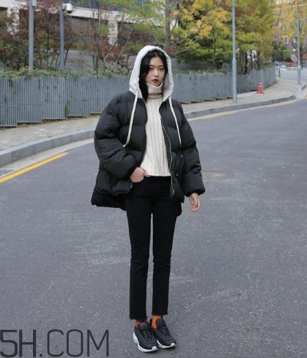 黑色面包服怎么搭配？黑色面包服搭配圖片