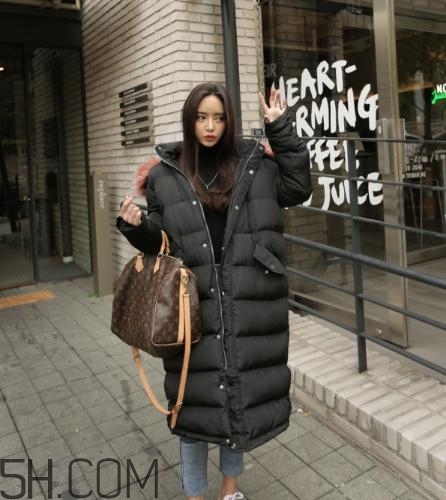 黑色面包服怎么搭配？黑色面包服搭配圖片