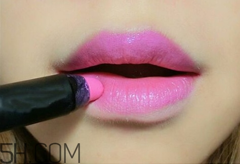 梅子色口紅哪個(gè)牌子好？絲絨口紅怎么涂好看？