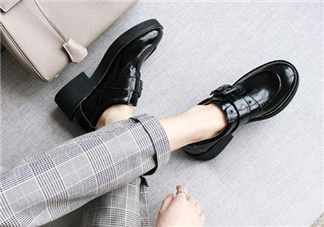 新皮鞋前面擠腳怎么辦？新鞋子磨腳后跟怎么辦？