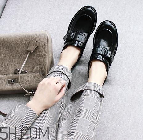 新皮鞋前面擠腳怎么辦？新鞋子磨腳后跟怎么辦？