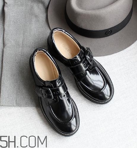 新皮鞋前面擠腳怎么辦？新鞋子磨腳后跟怎么辦？