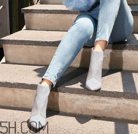 絨面鞋子發(fā)霉怎么處理？絨面鞋子發(fā)白怎么辦？