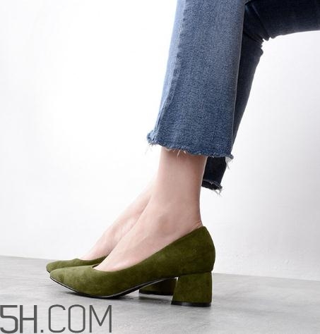 絨面鞋子發(fā)霉怎么處理？絨面鞋子發(fā)白怎么辦？