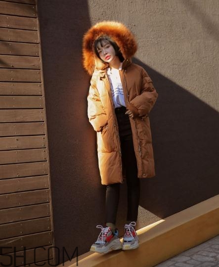 焦糖色棉襖配什么內(nèi)搭？焦糖色棉服搭配圖片