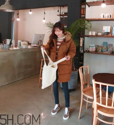 焦糖色棉襖配什么內(nèi)搭？焦糖色棉服搭配圖片