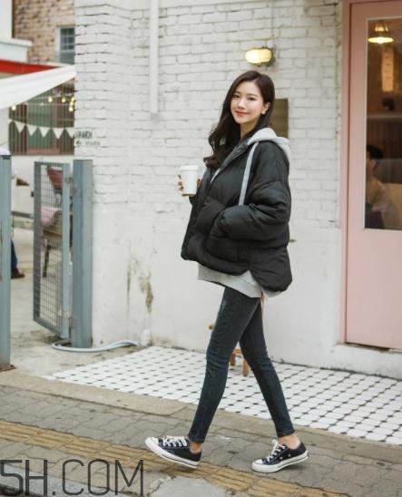 黑色棉襖配什么褲子？黑色棉服搭配褲子圖片