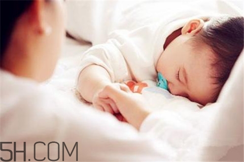 冬天空調(diào)開多少度比較適合嬰兒？嬰兒發(fā)燒可以開空調(diào)嗎？