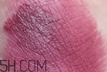 burberry巴寶莉97號(hào)牛血色和burberry唇釉53牛血色對(duì)比 burberry巴寶莉97號(hào)牛血色和burberry唇釉53牛血色對(duì)比