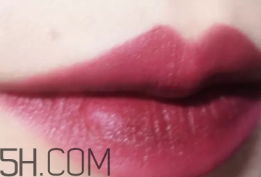 burberry巴寶莉97號(hào)牛血色和burberry唇釉53牛血色對(duì)比 burberry巴寶莉97號(hào)牛血色和burberry唇釉53牛血色對(duì)比