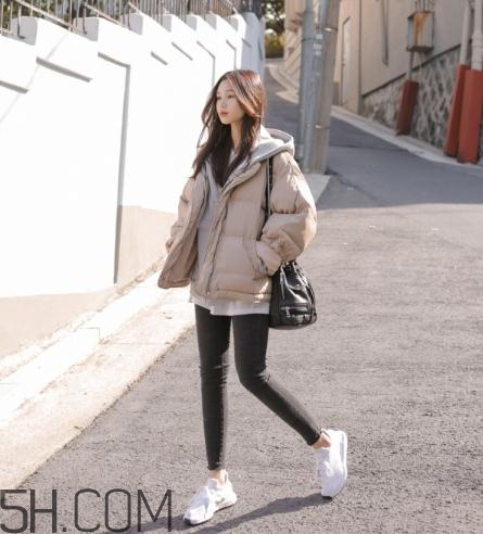 米色羽絨服怎么搭配？米色羽絨服搭配圖片