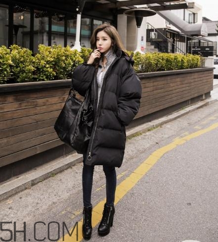 黑色羽絨服配什么顏色毛衣？黑色羽絨服搭配毛衣圖片