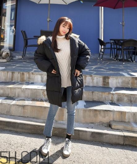 黑色羽絨服配什么顏色毛衣？黑色羽絨服搭配毛衣圖片