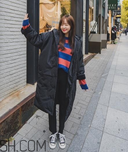 黑色羽絨服配什么顏色毛衣？黑色羽絨服搭配毛衣圖片