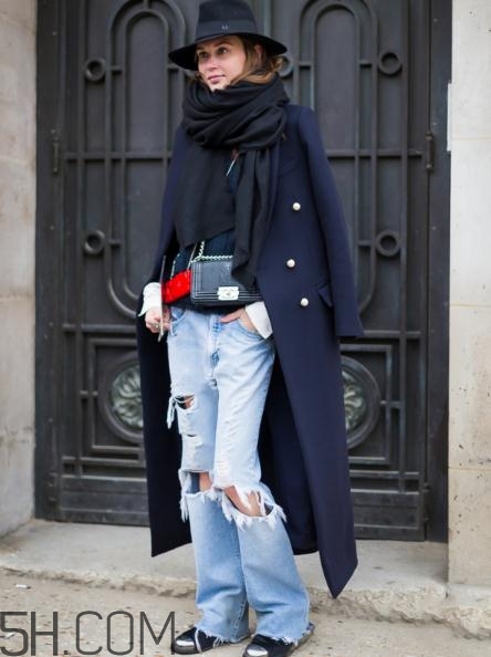 深藍(lán)色大衣配什么顏色圍巾？深藍(lán)色大衣搭配圍巾圖片