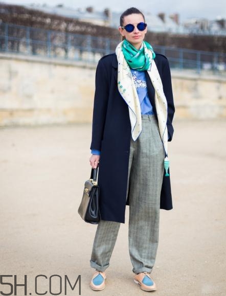 深藍(lán)色大衣配什么顏色圍巾？深藍(lán)色大衣搭配圍巾圖片