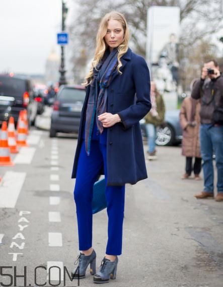 深藍(lán)色大衣配什么顏色圍巾？深藍(lán)色大衣搭配圍巾圖片