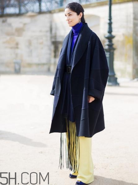 深藍(lán)色大衣配什么顏色圍巾？深藍(lán)色大衣搭配圍巾圖片