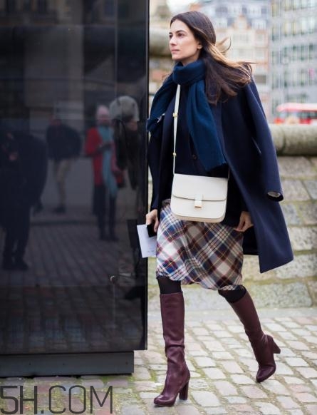 深藍(lán)色大衣配什么顏色圍巾？深藍(lán)色大衣搭配圍巾圖片