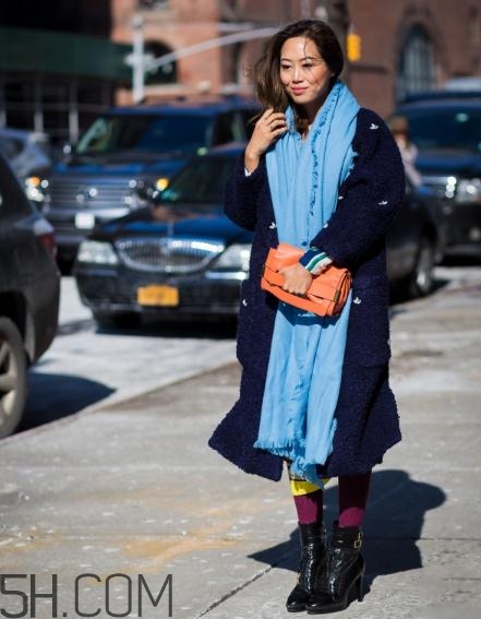 深藍(lán)色大衣配什么顏色圍巾？深藍(lán)色大衣搭配圍巾圖片