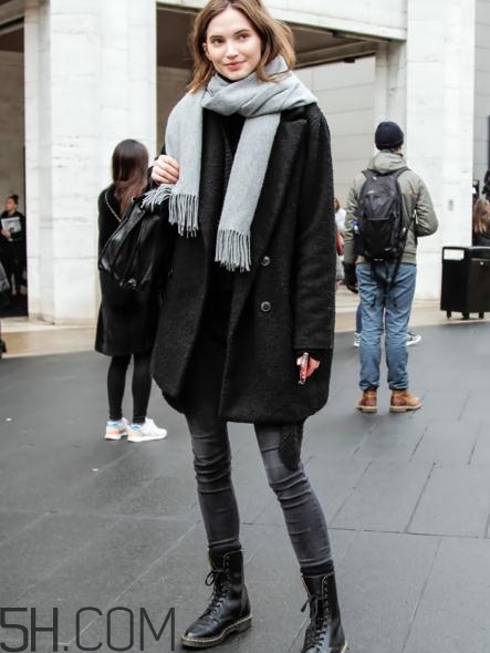 黑色大衣配什么顏色圍巾？黑色大衣搭配圍巾圖片