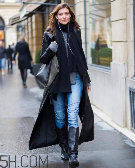 黑色大衣配什么顏色圍巾？黑色大衣搭配圍巾圖片