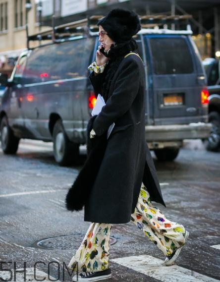 黑色大衣配什么顏色圍巾？黑色大衣搭配圍巾圖片